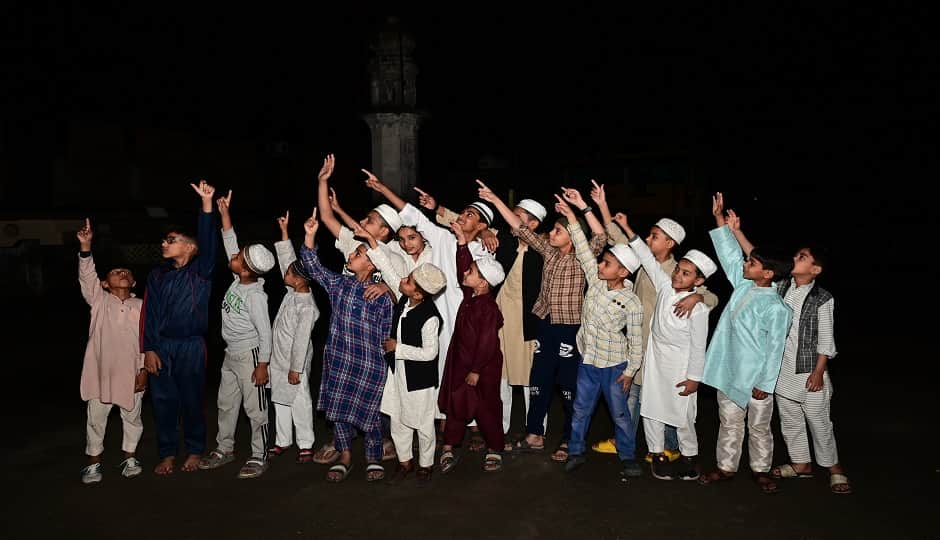 हल्द्वानी में बंजारान मस्जिद में ईद का चांद दिखने पर खुशी मनाते बच्चे व अन्य।