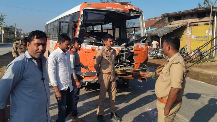 हाईवे पर भीषण हादसा: खड़े ट्रक से टक्कर के बाद बस के अगले हिस्से के उड़े परखच्चे, चालक की मौत, नौ यात्री घायल