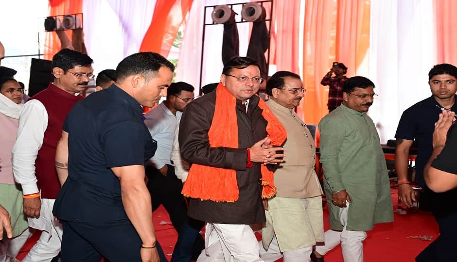 जनसभा की तैयारियों का जायजा लेते मुख्यमंत्री धामी।