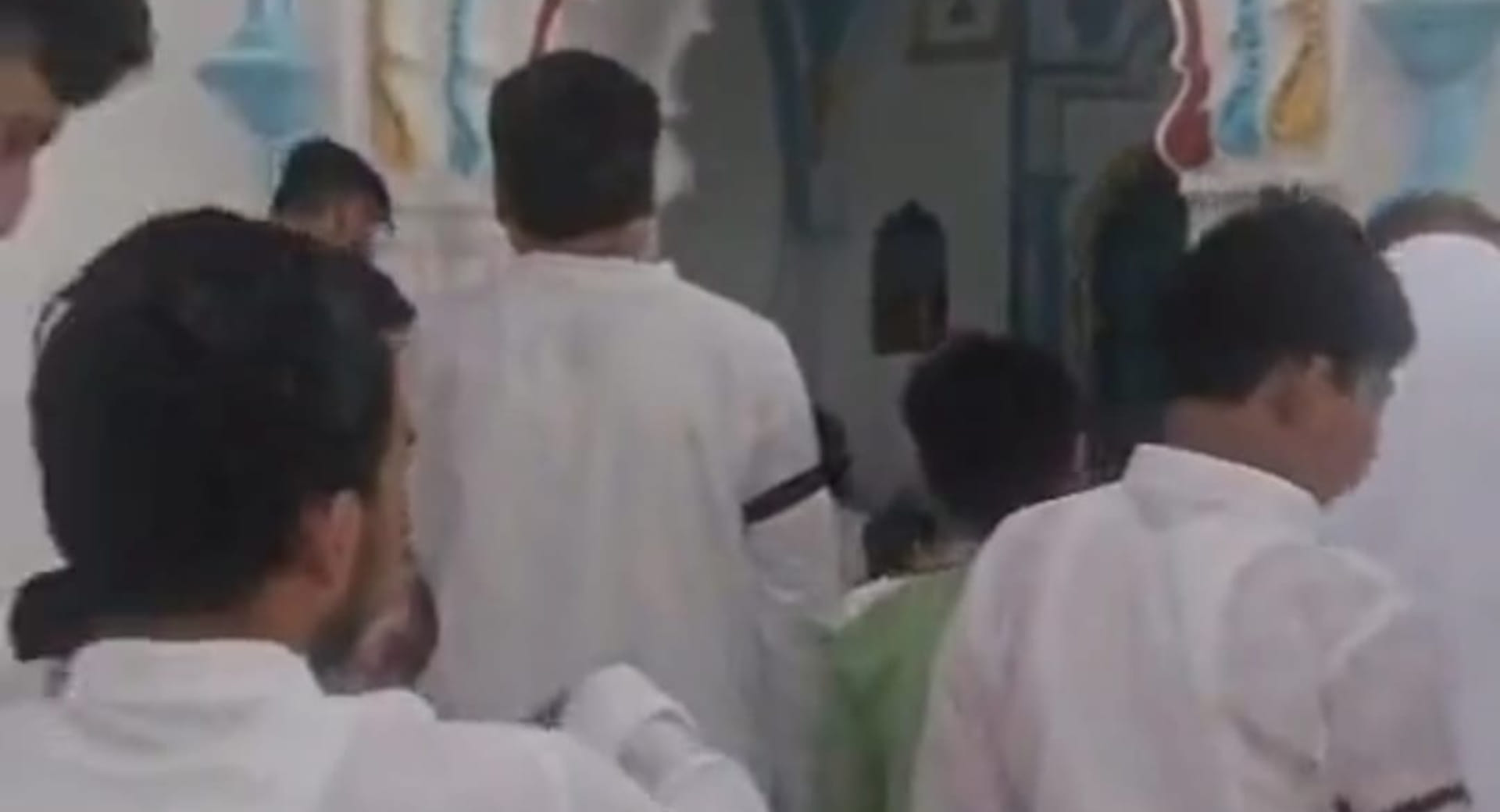 काली पट्टी बांधे हुए लोग