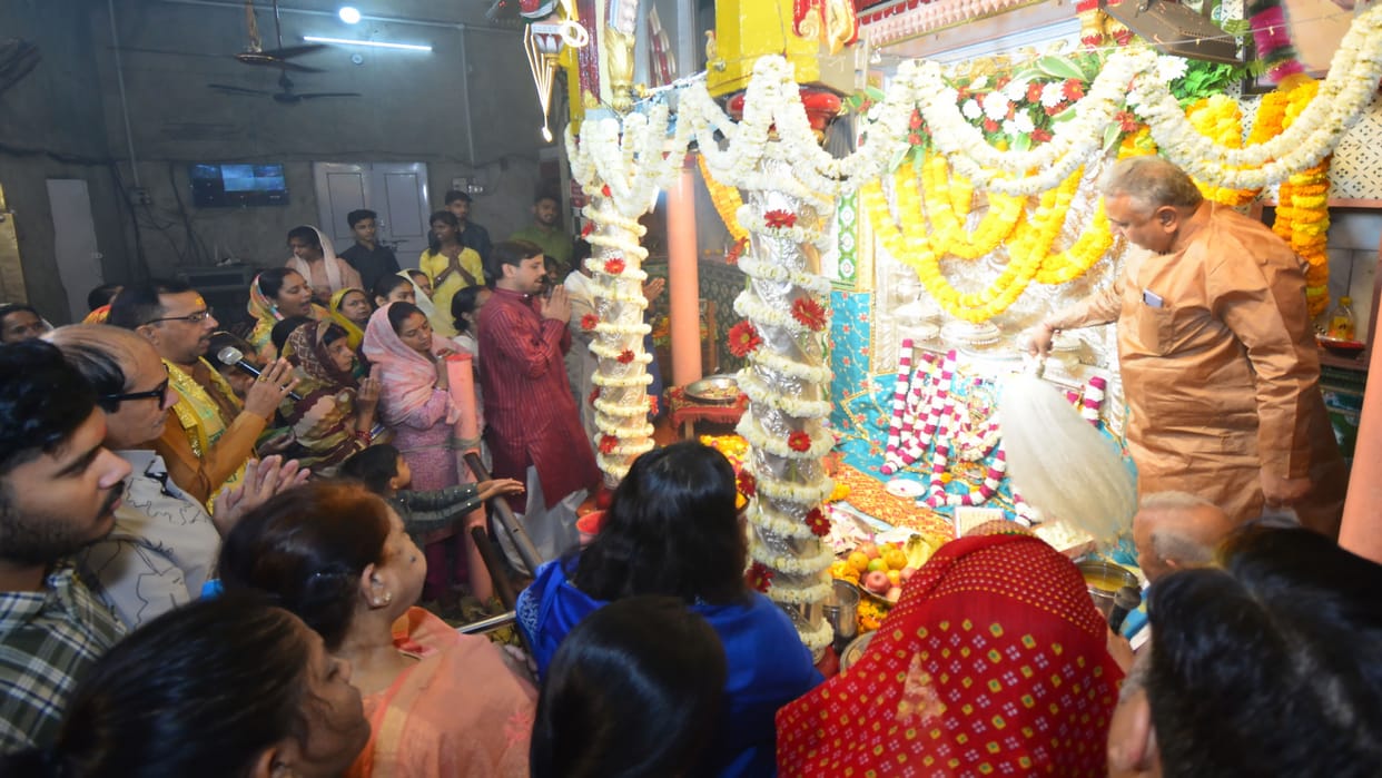 Prayagraj News: Mother Chandraghanta appeared with 10 arms, a crowd of devotees gathered