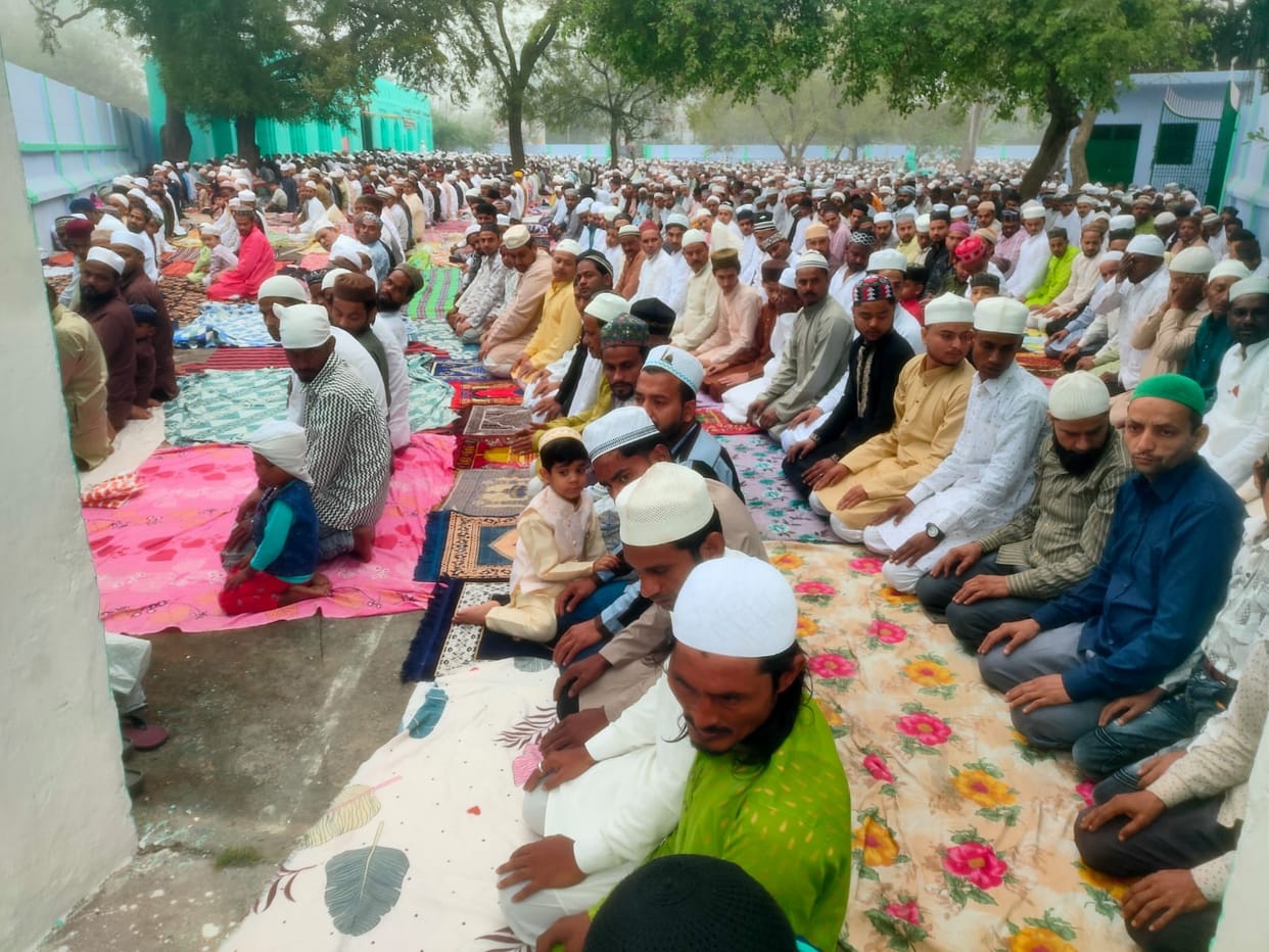 Thousands offer Eid prayers in Etawah, peace prayers for Middle East