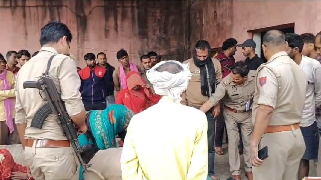 घटनास्थल पर जांच करती पुलिस