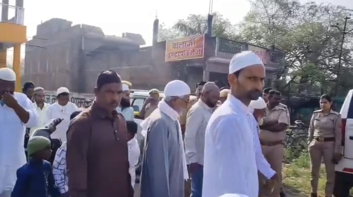 Kanpur Eid Celebrated with Devotion in Sarsaul Prayers Greetings Exchanged with Embraces