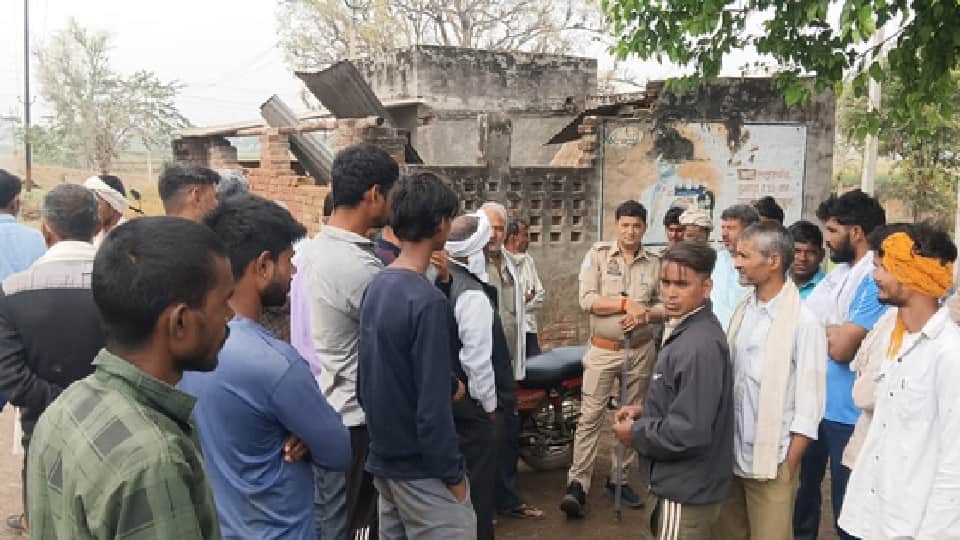 मौके पर जमा लोग