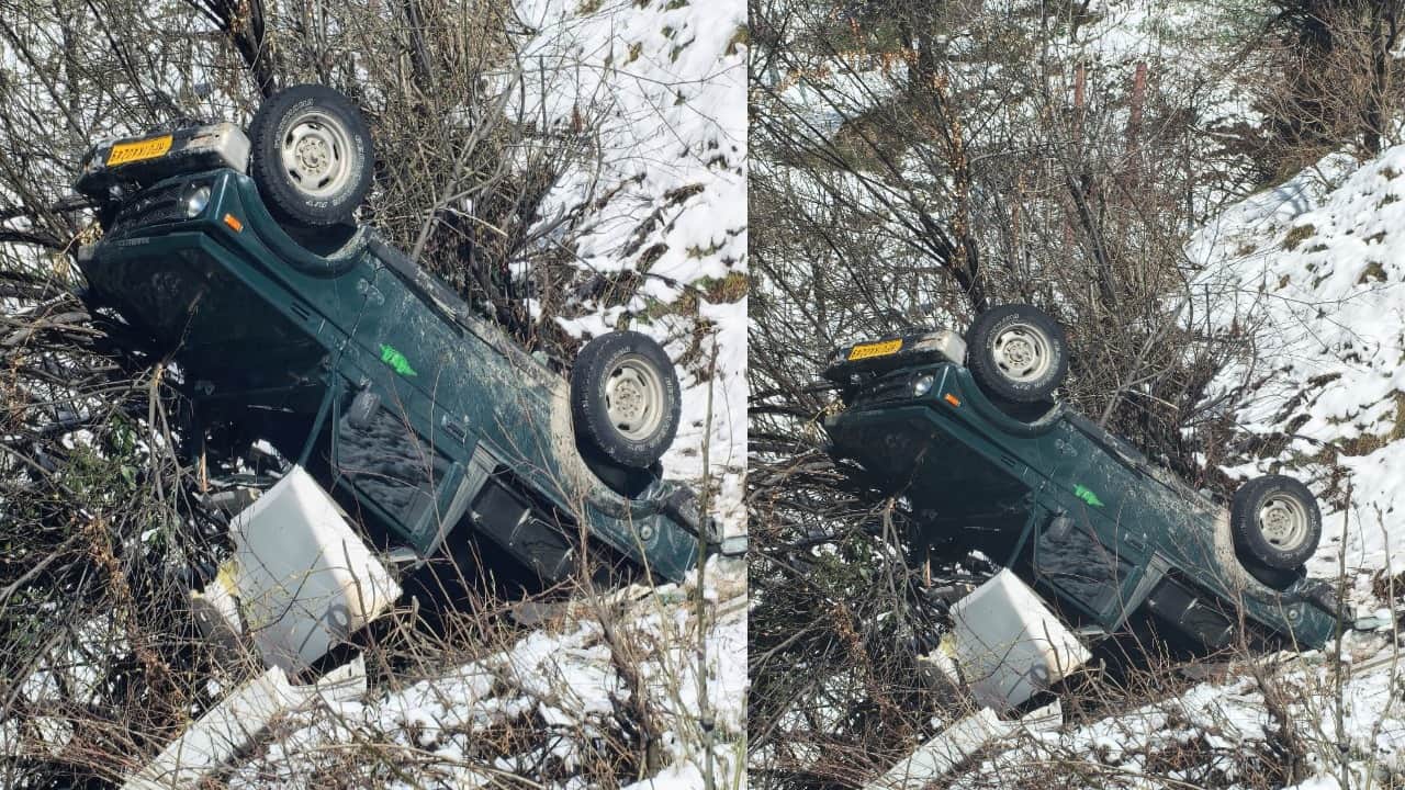 कुलंग के समीप सड़क से नीचे गिरी जीप