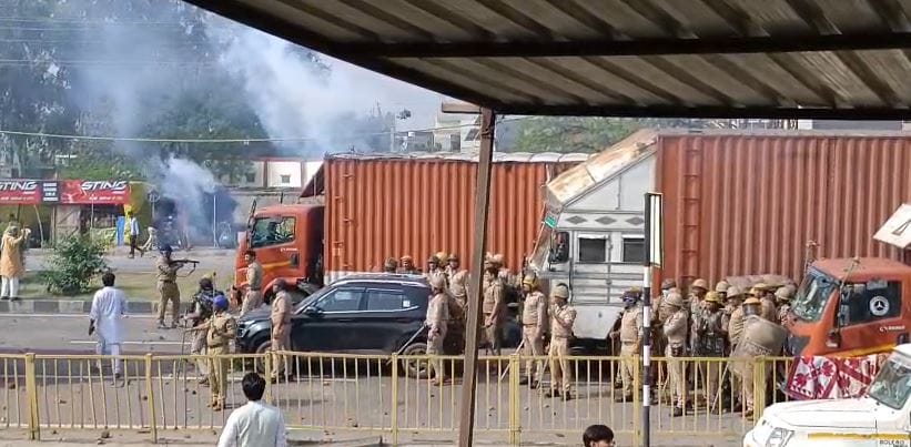 Mathura Violence on Eid: Farsa Wale Baba Murder Allegation Highway Stone Pelting, Police Vehicles Damaged