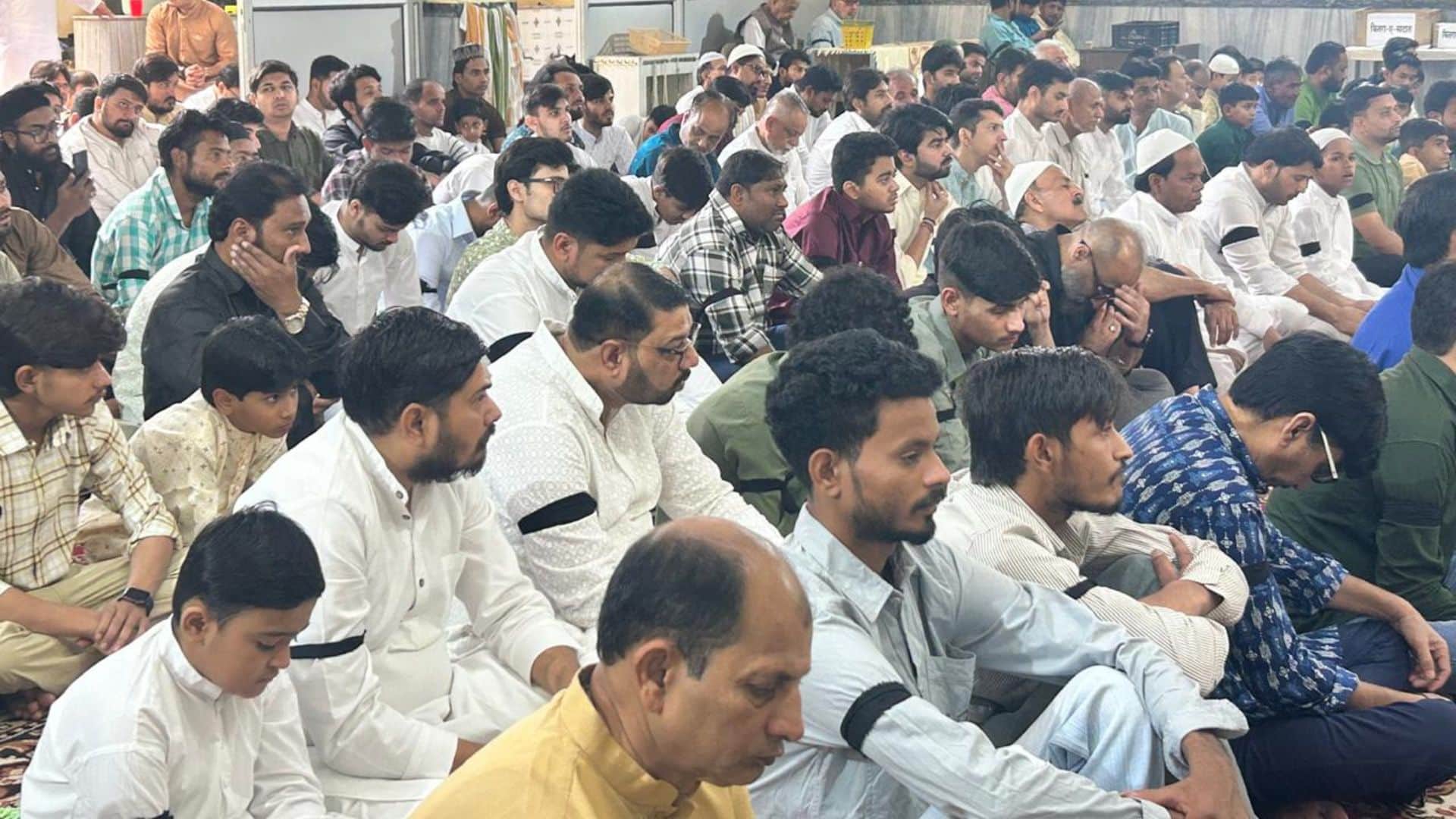 नमाज के बाद बैठे लोग