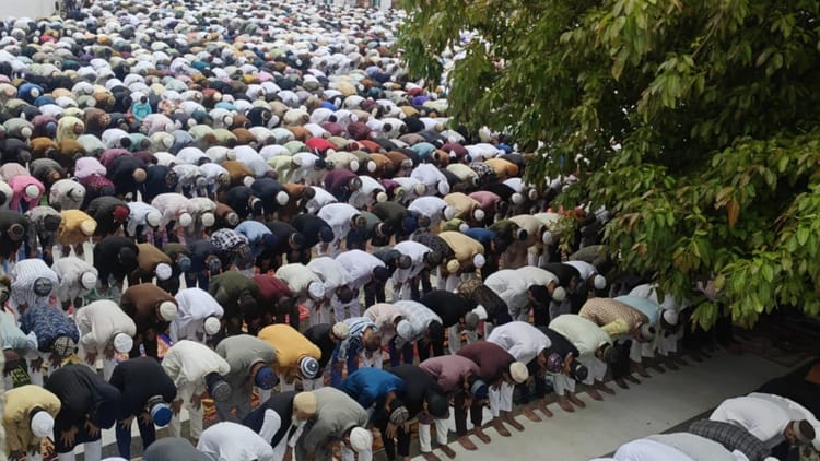 Eid 2026: बरेली में कड़ी सुरक्षा के बीच हजारों लोगों ने अदा की नमाज, ईदगाहों में छाई रौनक; देखें तस्वीरें