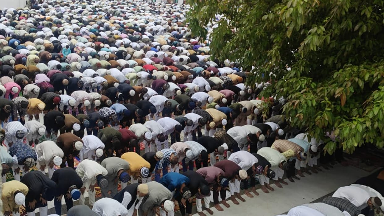 eid ul fitr celebration in Bareilly Thousands of people offered namaz at Idgah