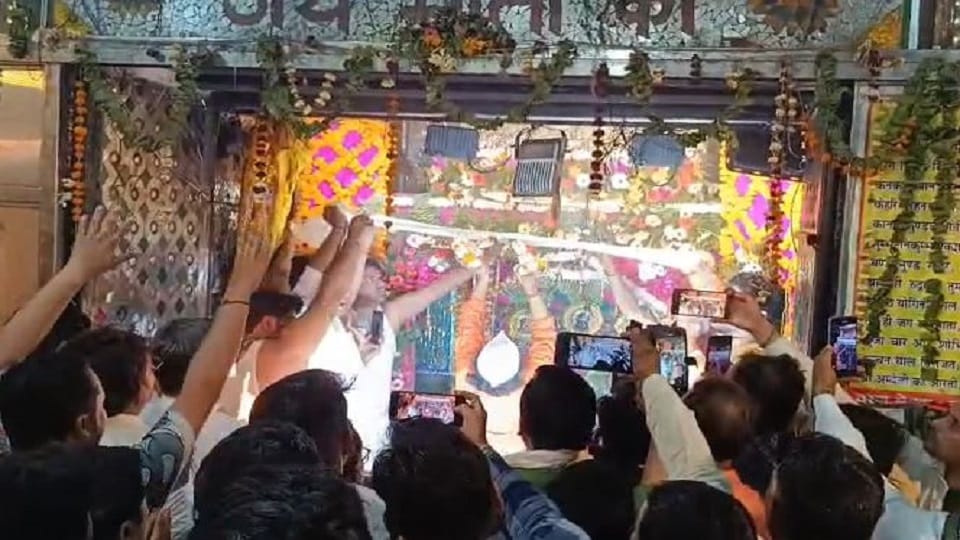 Miraculous Aarti Held During Navratri at Nari Semri Devi Temple in mathura
