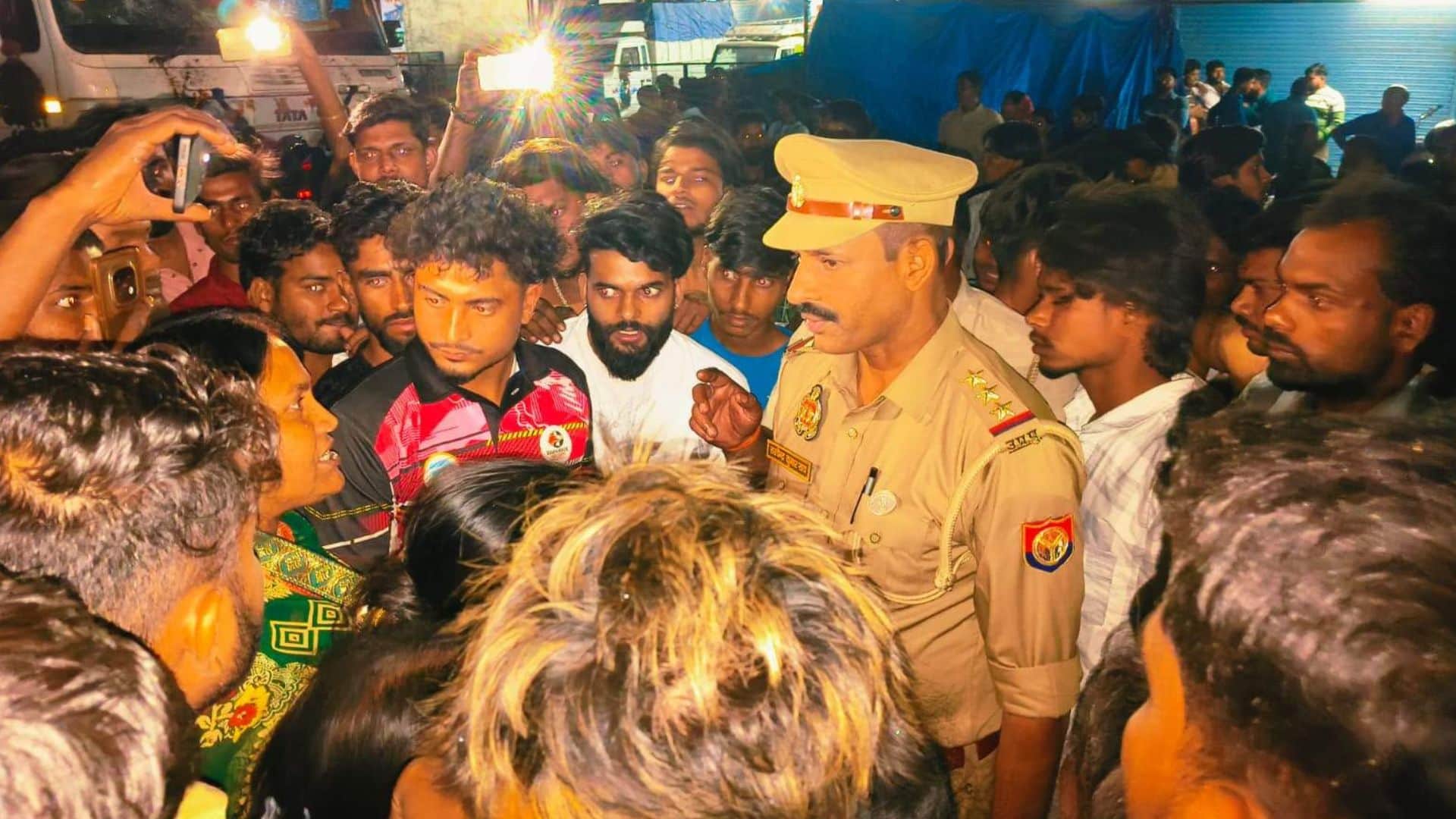 नाराज लाेगों को समझाती म्योरपुर पुलिस।