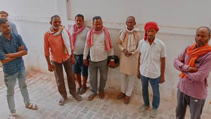 पोस्टमार्टम हाउस के बाहर खड़े परिजन।