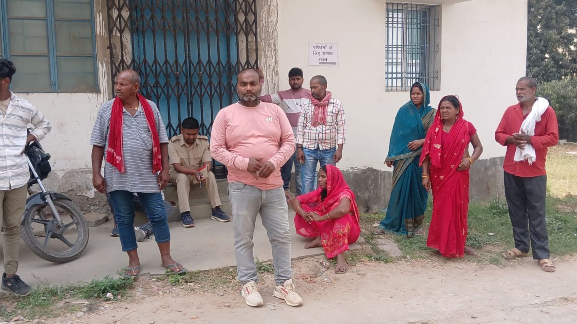 पोस्टमार्टम के इंतजार में परिजन
