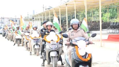 Police took out Awareness Rally Convey Message of Nari Shakti During Navratri in Bareilly