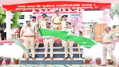 Police took out Awareness Rally Convey Message of Nari Shakti During Navratri in Bareilly