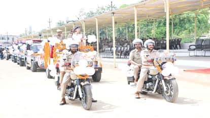 Police took out Awareness Rally Convey Message of Nari Shakti During Navratri in Bareilly