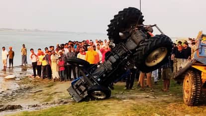 रेलिंग तोड़ गंगा में समाई ट्रैक्टर-ट्रॉली 19 घंटे बाद निकली।