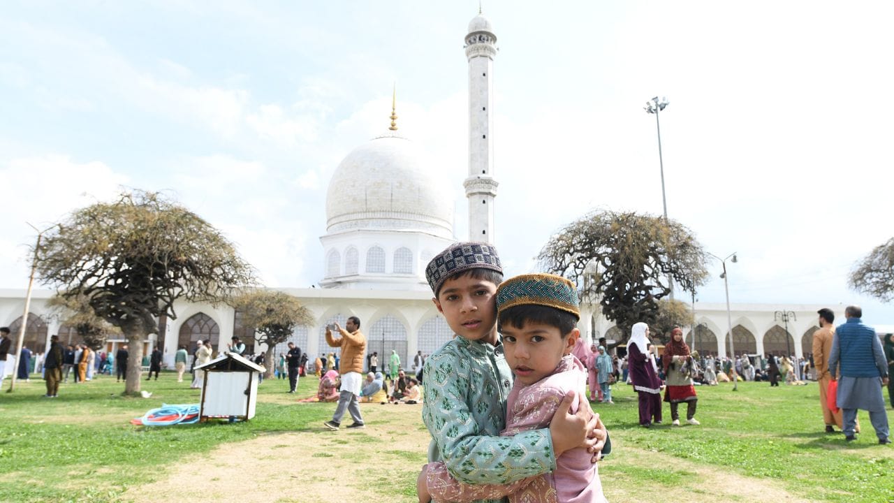 Eid prayers held at Hazratbal in Kashmir, Jama Masjid banned for the seventh year
