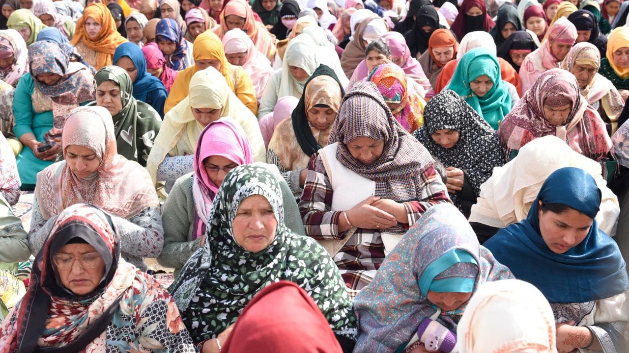 Eid prayers held at Hazratbal in Kashmir, Jama Masjid banned for the seventh year