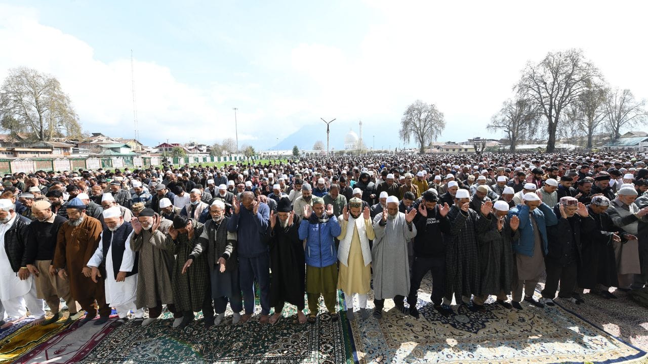 Eid prayers held at Hazratbal in Kashmir, Jama Masjid banned for the seventh year