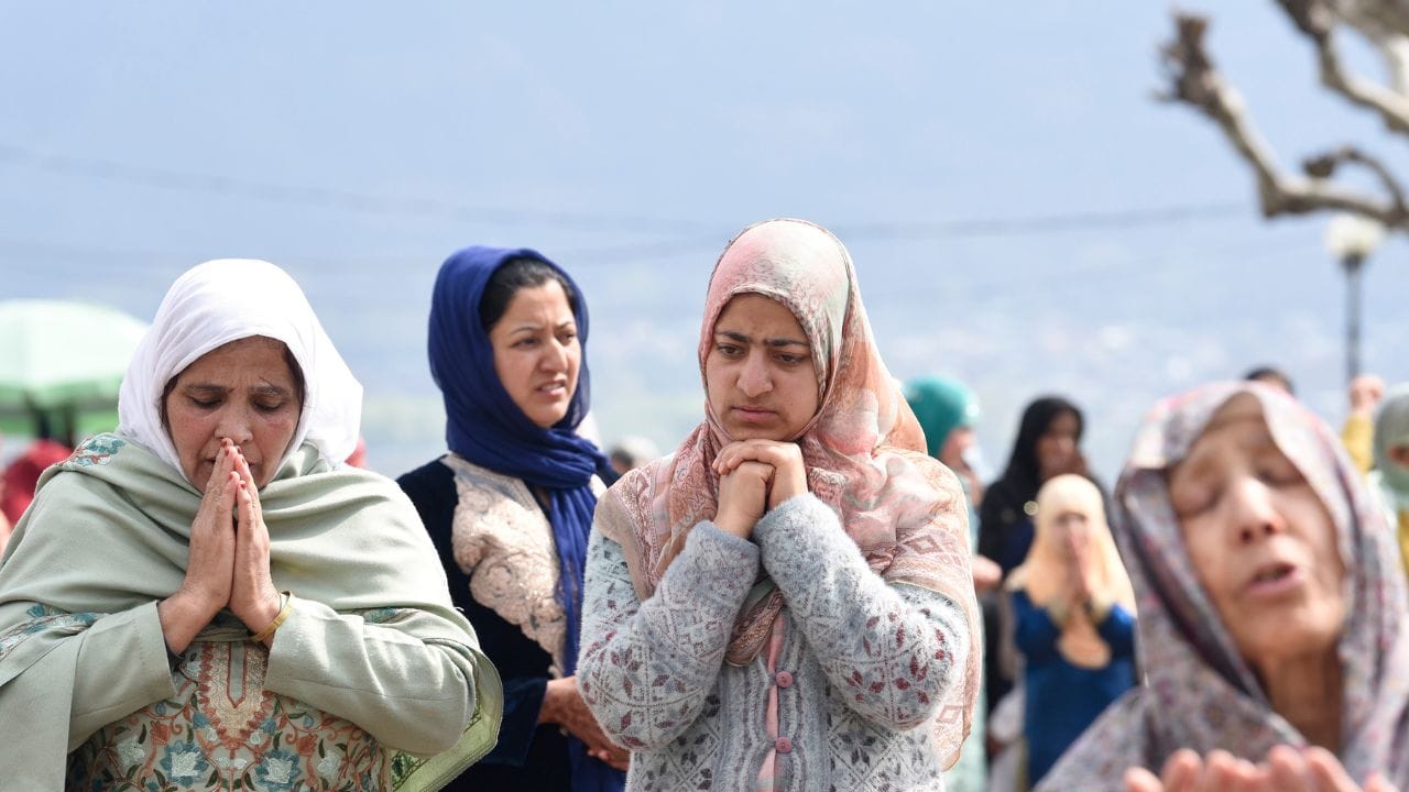Eid prayers held at Hazratbal in Kashmir, Jama Masjid banned for the seventh year