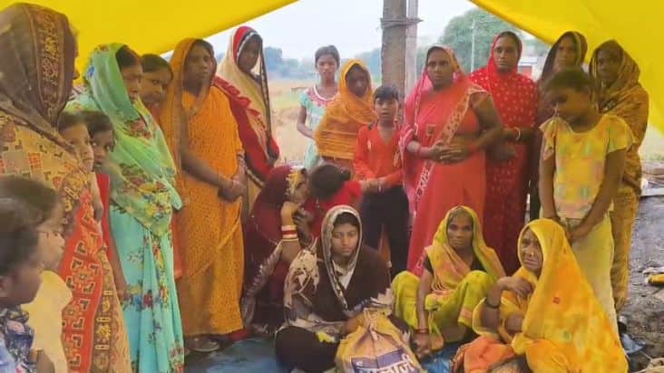 शादी का सामान जल जाने के बाद गमगीन बैठा परिवार।