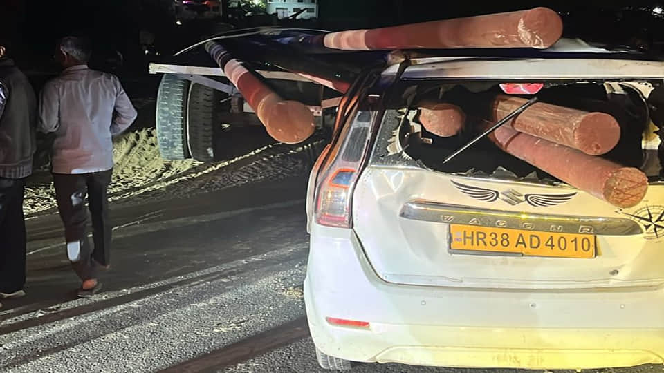 ट्रैक्टर-ट्रॉली में घुसी खड़ी कार व शीशे तोड़कर बाहन निकले बिजली के पोल