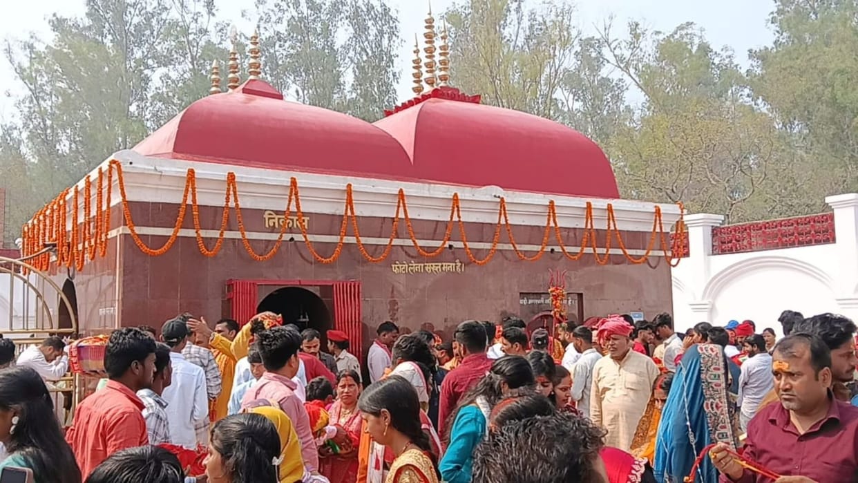 fight broke out between devotee and shopkeeper at famous Shaktipeeth Thawe Durga Temple over Prasad gopalganj