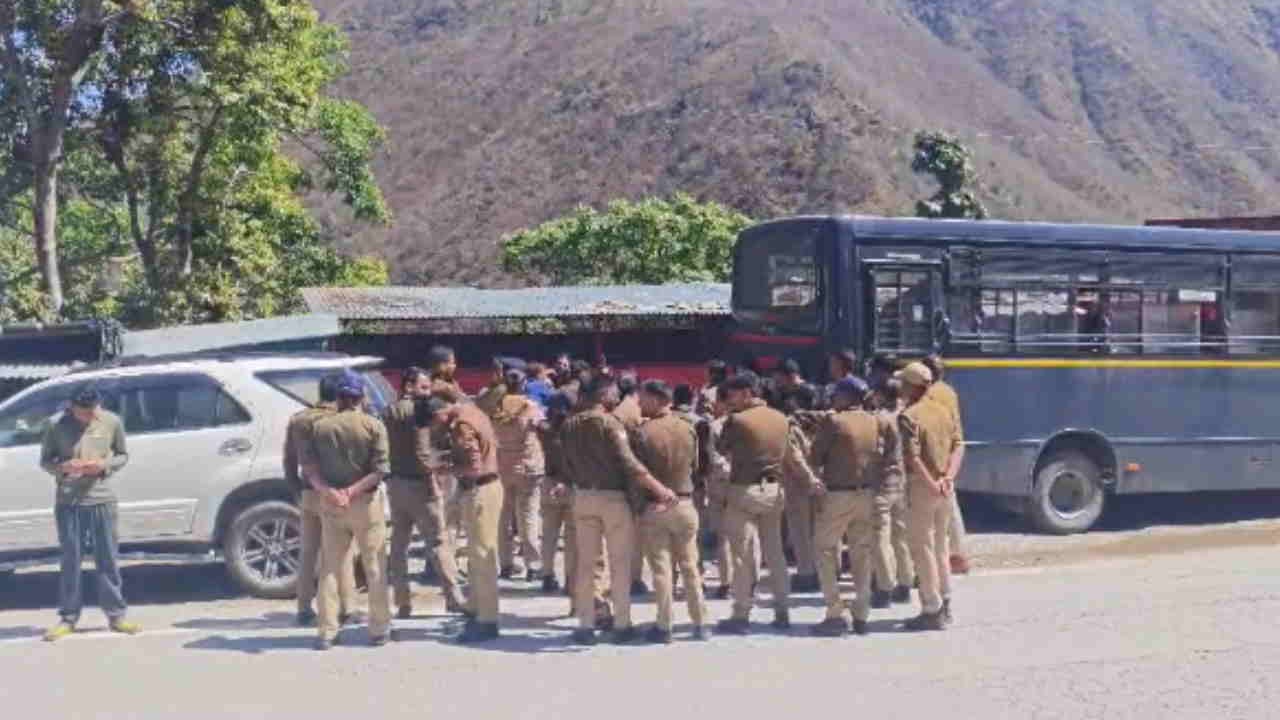अनशन स्थल पर तैनात पुलिस बल
