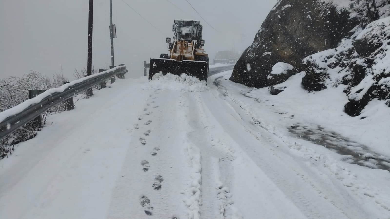 Snowfall in Badrinath, Highway Closed at Pinola Boulders Appear on Gangotri-Yamunotri Highway read All Update