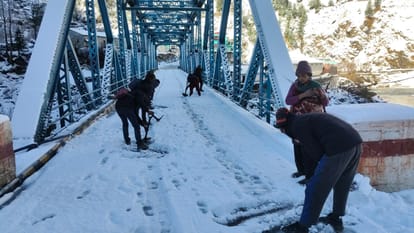 Uttarakhand: बारिश के बाद दरकने लगे पहाड़, बदरीनाथ गंगोत्री-यमुनोत्री हाईवे बोल्डर आने से अलग-अलग जगह बंद Snowfall in Badrinath, Highway Closed at Pinola Boulders Appear on Gangotri-Yamunotri Highway read All Update