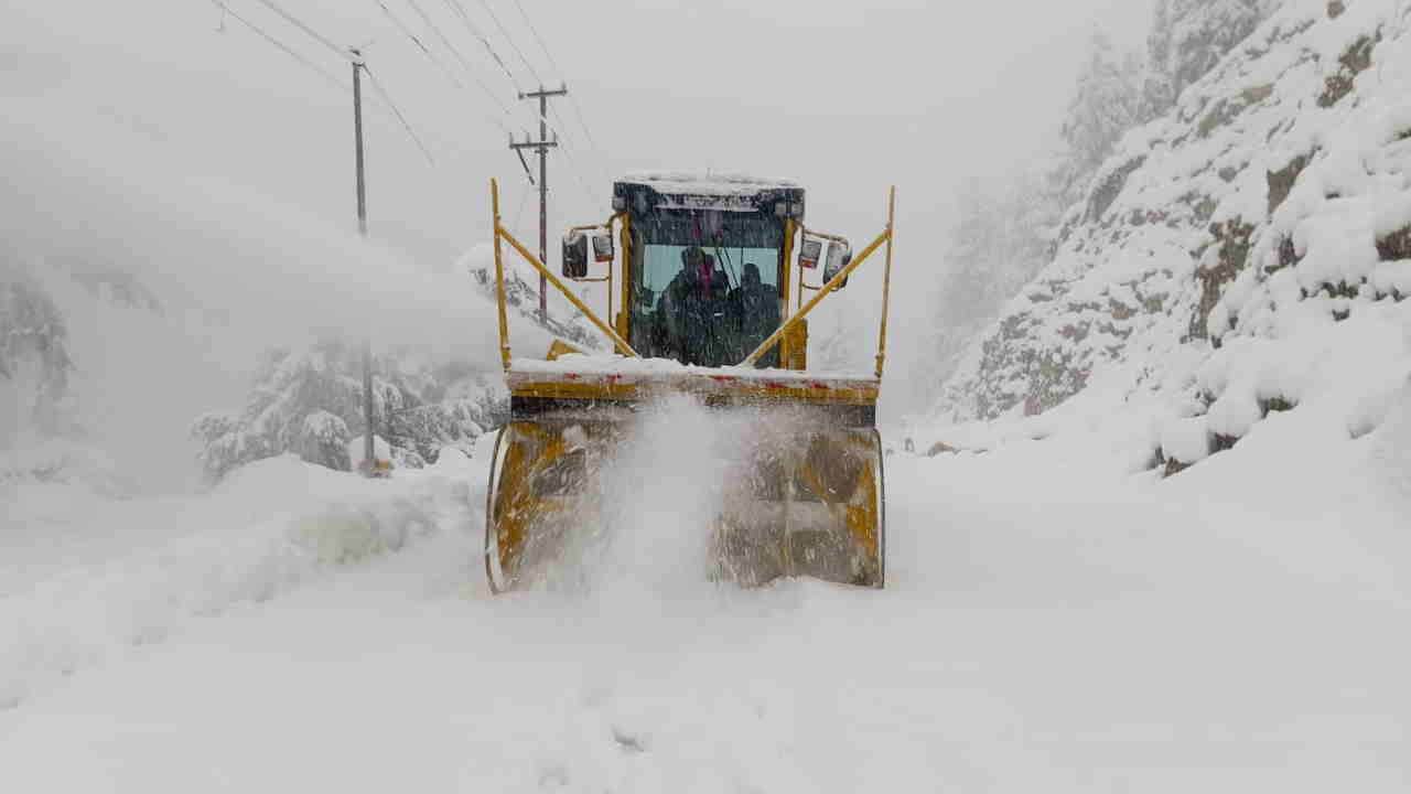 Snowfall in Badrinath, Highway Closed at Pinola Boulders Appear on Gangotri-Yamunotri Highway read All Update