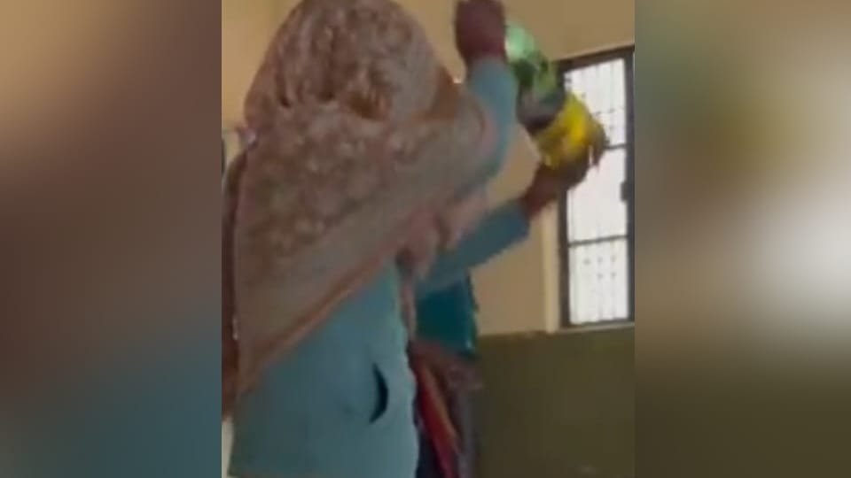 Baghpat: When job card was not made in MNREGA, woman tried to commit suicide, accused of demanding bribe
