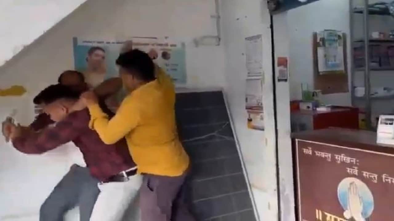 मारपीट करते युवक