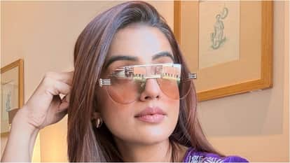 Bhojpuri Actress Akshara Singh Shares Cryptic note suggest Fans to help strong People