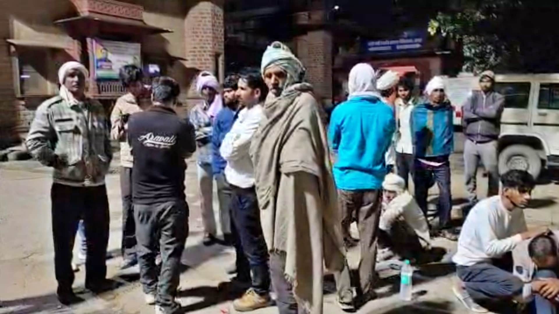 अस्पताल के बाहर शोक में डूबे मृतक के परिजन