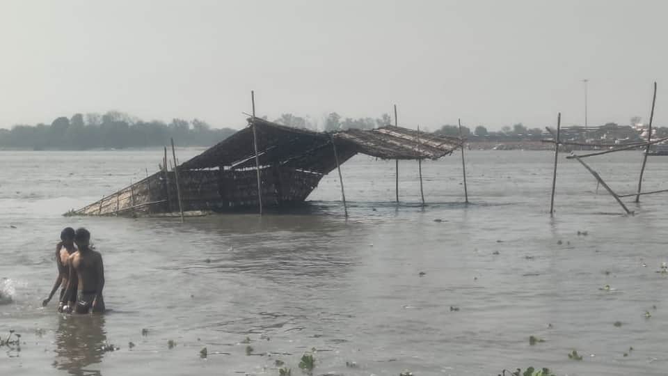 ब्रजघाट पर बढ़ा गंगा का जलस्तर