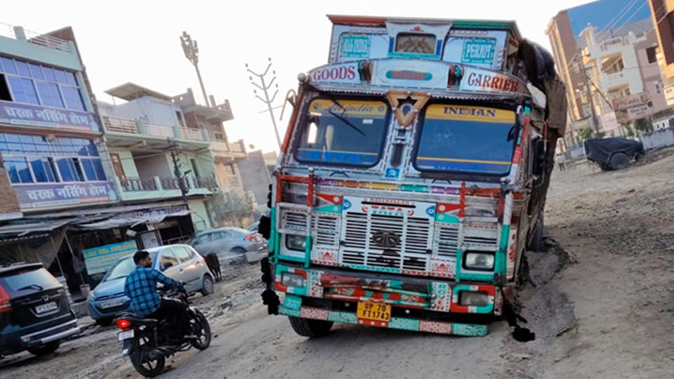 Kanpur: Trucks and DCMs Stuck on Excavated Roads in Barasirohi and Kakadev
