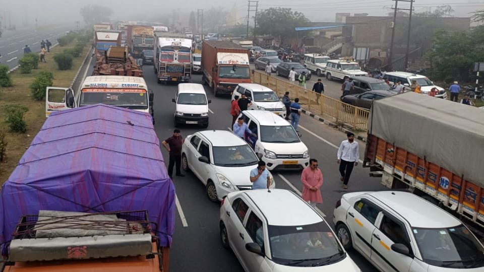 Mathura violence Shots Fired from Country-made Pistols Minor Eye Injured by Rubber Bullet