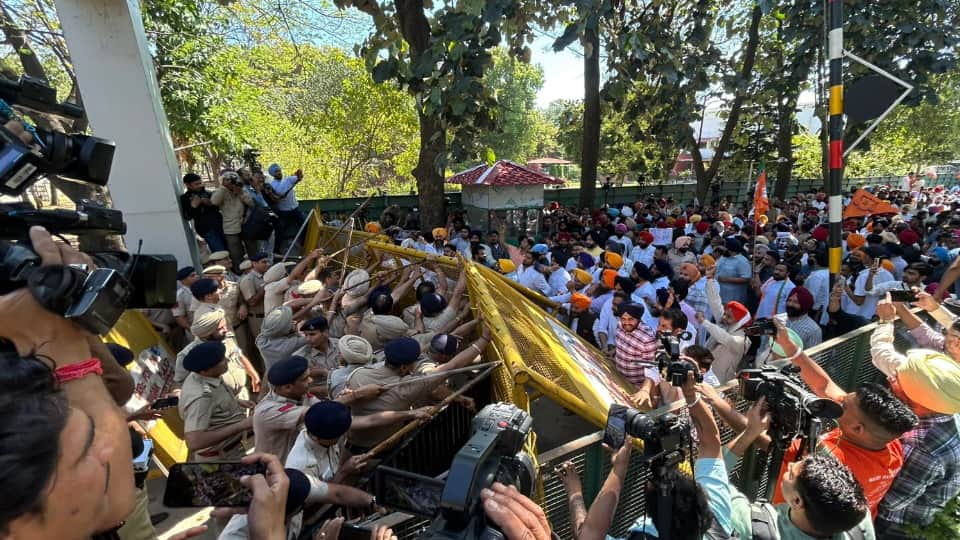 चंडीगढ़ में सीएम आवास के बाहर पुलिस और प्रदर्शनकारियों के बीच टकराव।