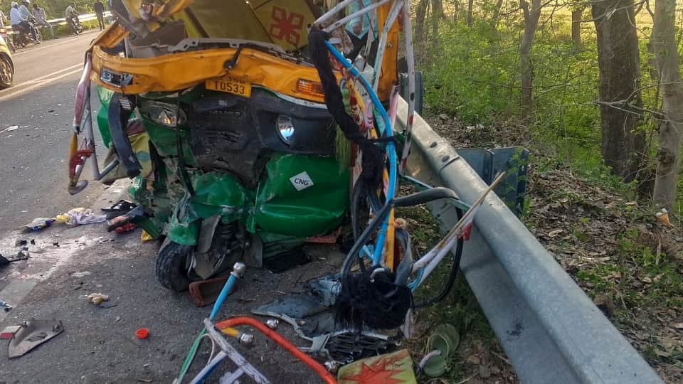 संभल के चंदाैसी में सड़क हादसा