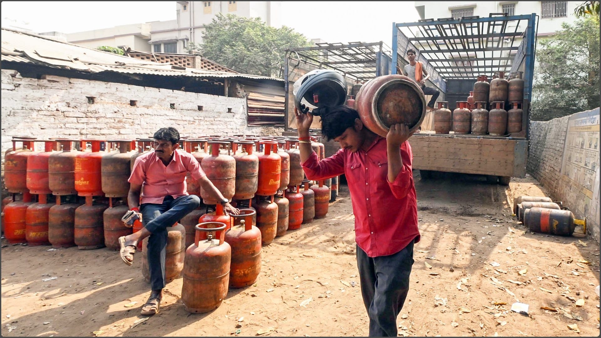 LPG Crisis Another New Update on Gas Booking Ujjwala Beneficiaries to Receive Chhotu Cylinders Within 16 Days