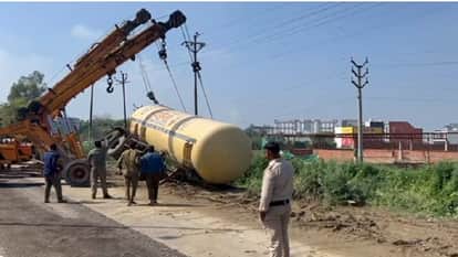 Meerut: Canter overturned out of control on the highway, capsule filled with LPG fell while rolling, caused th