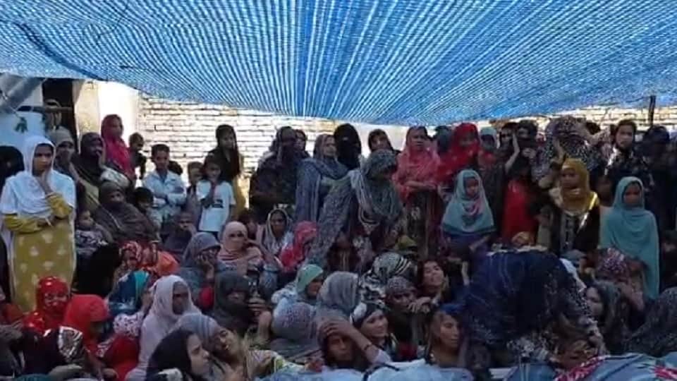 गांव में शवों के पहुंचने पर रोते बिलखते परिजन।