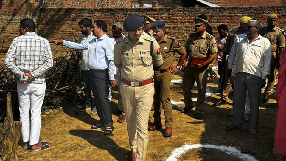 घटनास्थल पर जांच करते थाना प्रभारी निरीक्षक व मौजूद ग्रामीण