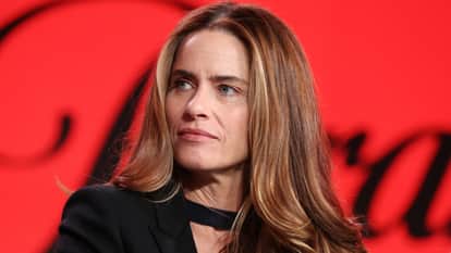 Amanda Peet Reveals Her Breast Cancer Diagnosis And Treatment Journey