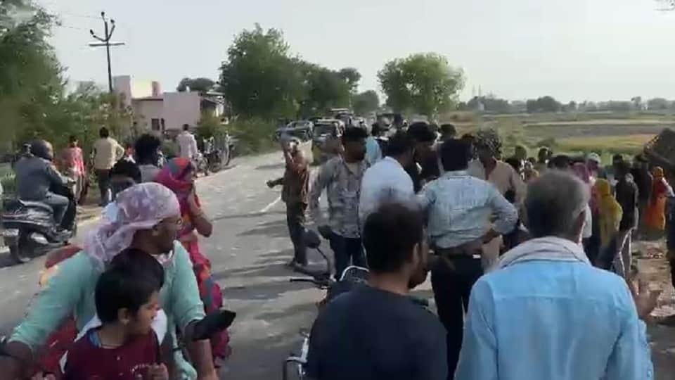 हादसे के बाद माैके पर जुटी भीड़।