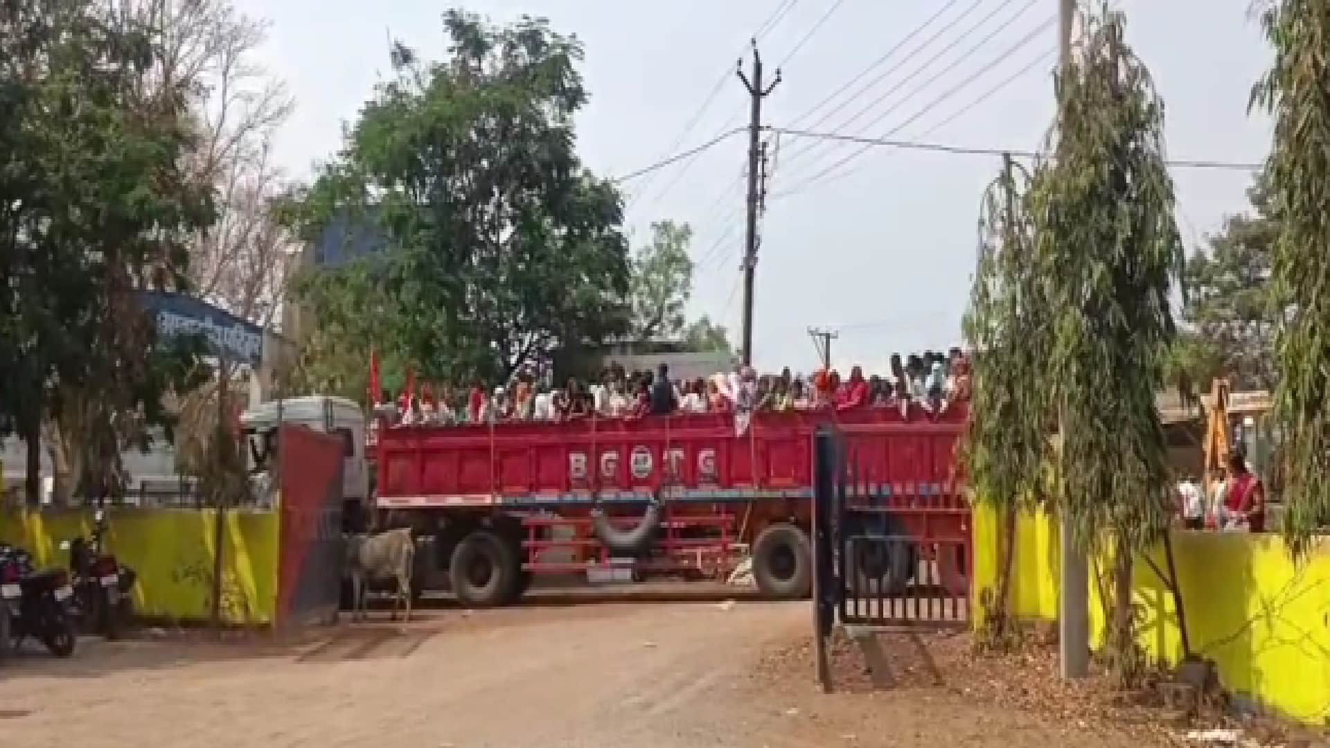 ट्रेलर में ठूंसकर ले जाए जा रहे लोग