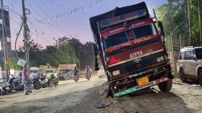 Kanpur: Trucks and DCMs Stuck on Excavated Roads in Barasirohi and Kakadev